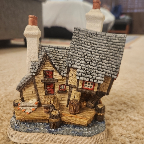 David Winter Cottages Fisherman’s Shanty With Dock - Picture 3 of 8